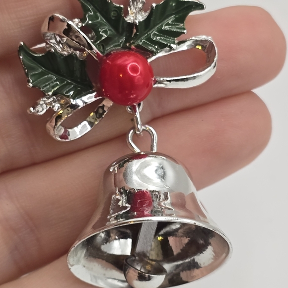 Vintage Christmas Brooch Hanging Jingle Bells And Enameled Holly Pin - Picture 2 of 4